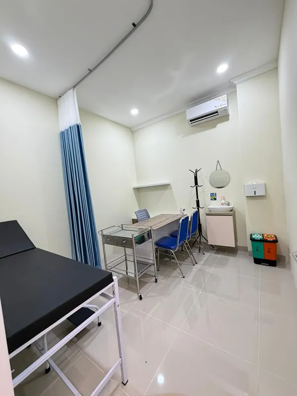 Ruang periksa pasien di Klinik Amarta