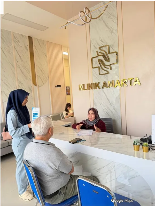 Petugas Klinik Amarta melayani pasien di meja resepsionis