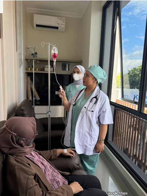 Perawat Pratama Homecare memasang infus untuk pasien