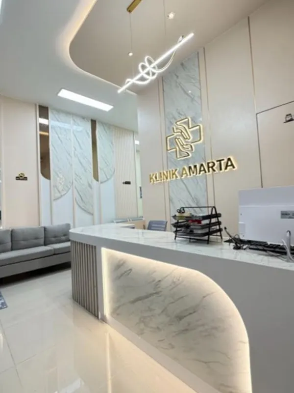 Lobi dan meja resepsionis Klinik Amarta
