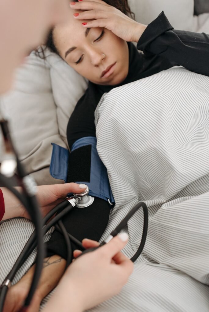 Pasien sedang sakit beristirahat di tempat tidur di rumah